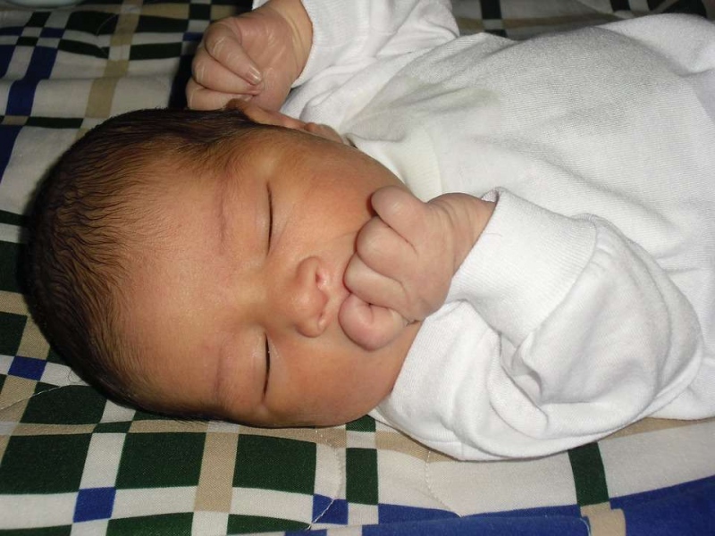 宝宝睡觉为什么踢被子什么影响宝宝睡觉