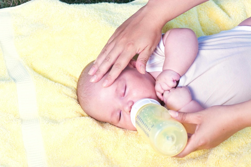 六个月宝宝每天喝多少奶如何判断六个月宝宝吃奶吃饱没