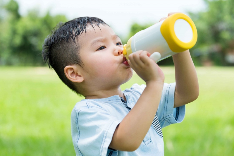 新生儿能喝水吗婴儿多大可以用杯子喝水
